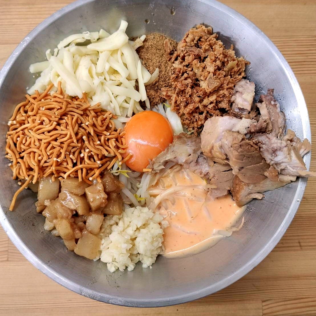 かくたのおすすめまぜそば。極太自家製麺に10種の具材